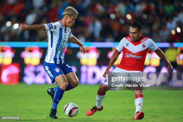 Keisuke Honda of Pachuca struggles for the ball with Luis Martinez of Veracruz during the sixth round match between Pachuca and Veracruz as part of...