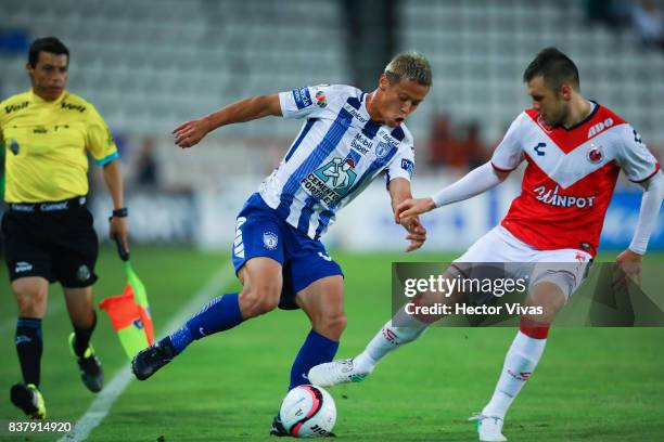 Keisuke Honda of Pachuca struggles for the ball with Kristian Alvarez of Veracruz during the sixth round match between Pachuca and Veracruz as part...