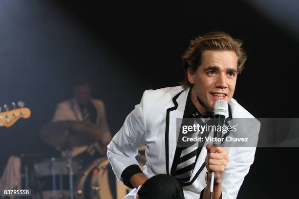 Singer Howlin' Pelle Almqvist of the Hives performs during Rockampeonato Telcel 2008 at the Palacio de Los Deportes on November 22, 2008 in Mexico...