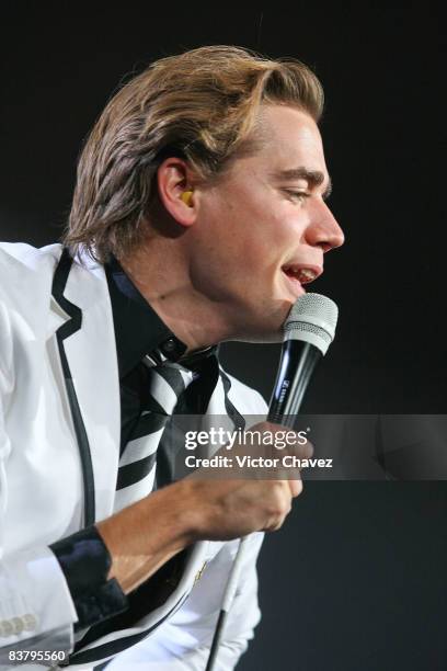 Singer Howlin' Pelle Almqvist of the Hives performs during Rockampeonato Telcel 2008 at the Palacio de Los Deportes on November 22, 2008 in Mexico...