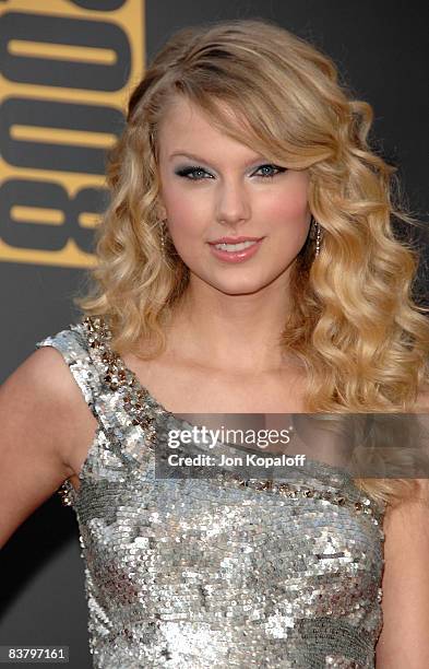 Singer Taylor Swift arrives at the 2008 American Music Awards held at Nokia Theatre L.A. LIVE on November 23, 2008 in Los Angeles, California.