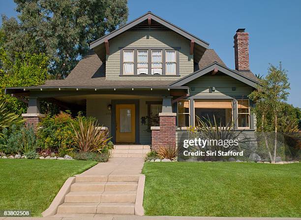 stairs leading to craftsman house - california 個照片及圖片檔