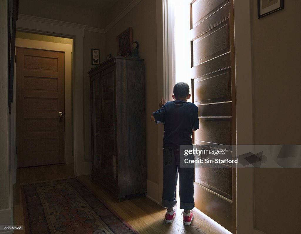 Boy echar un vistazo a la habitación con luz out