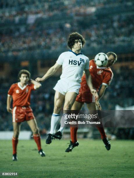 Hamburg's Kevin Keegan with Nottingham Forest captain John McGovern, watched by Martin O'Neill, during the European Cup Final at the Bernabeu Stadium...