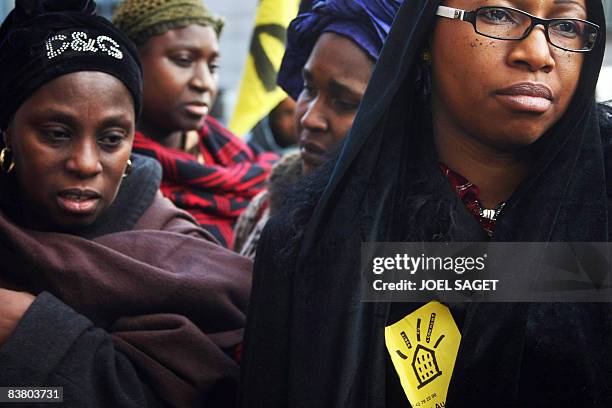 Des personnes participent, le 24 novembre 2008 à Paris, à une manifestation devant le Tribunal de Police pour prostester contre la condamnation de...