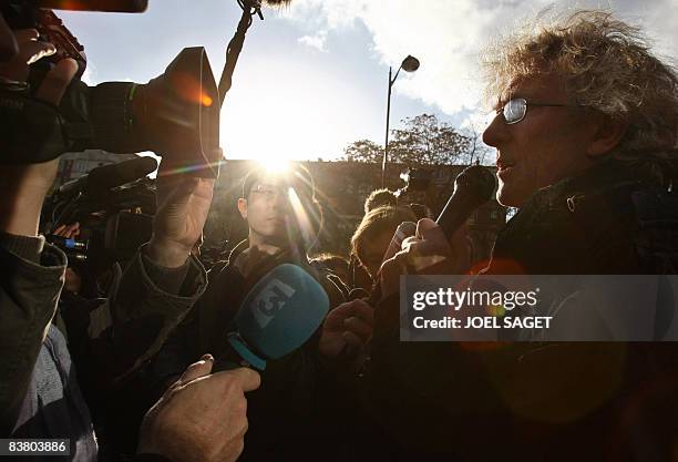 Le président de l'association "Droit au Logement" Jean-Baptiste Ayraud répond aux questions des journalistes, le 24 novembre 2008 à Paris, lors d'une...