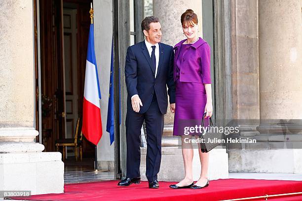 French President Nicolas Sarkozy and his wife Carla Bruni-Sarkozy arrive in the courtyard of the Elysee for the garden party following the Bastille...