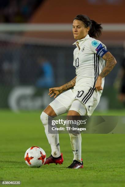 Dzsenifer Marozsan of Germany controls the ball during the Group B match between Germany and Sweden during the UEFA Women's Euro 2017 at Rat Verlegh...