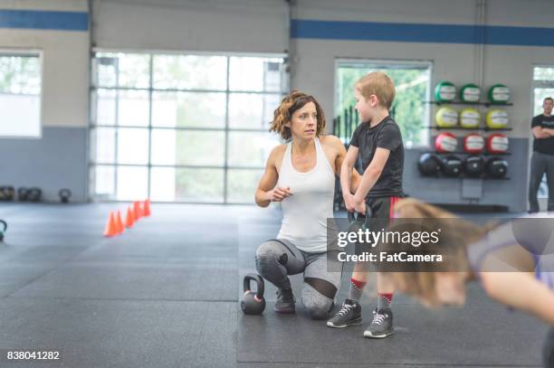 nie zu jung, um mit dem training beginnen - young kid and barbell stock-fotos und bilder