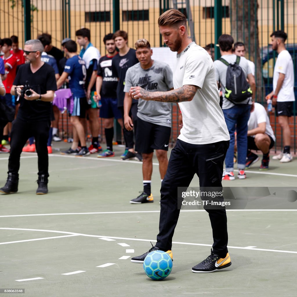 Preciso barrer ataque Real Madrid football player Sergio Ramos presents his boots for the...  Fotografía de noticias - Getty Images
