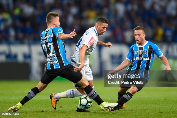 Thiago Neves of Cruzeiro and Bressan and Arthur of Gremio battle for the ball during a match between Cruzeiro and Gremio as part of Copa do Brasil...