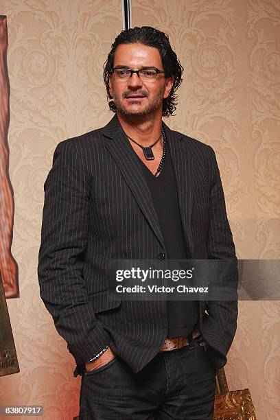 Singer Ricardo Arjona poses to photographers during a photocall for his album "El Quinto Patio" at the Gran Hotel Ciudad de Mexico on November 19,...