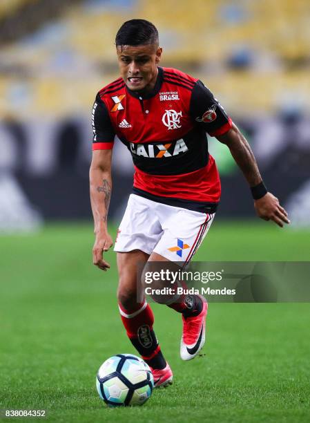 Everton of Flamengo controls the ball with of Botafogo during a match between Flamengo and Botafogo part of Copa do Brasil Semi-Finals 2017 at...