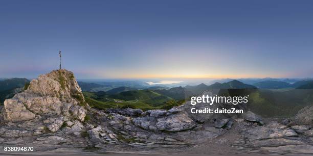 360° equirectangular panorama of kampenwand (1,669m) summit mountain ridge and lake chiemsee with bavarian  alps, taken before sunrise, chiemgau, bavaria, germany - chiemgau photos et images de collection