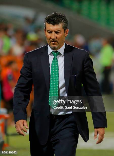 Jose Manuel de la Torre coach of Santos, looks on during the sixth round match between Santos Laguna and Chivas as part of the Torneo Apertura 2017...