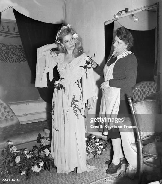 Jacqueline Bouvier et son habilleuse dans sa loge avant d'entrer sur scène, à Paris, France en 1946.