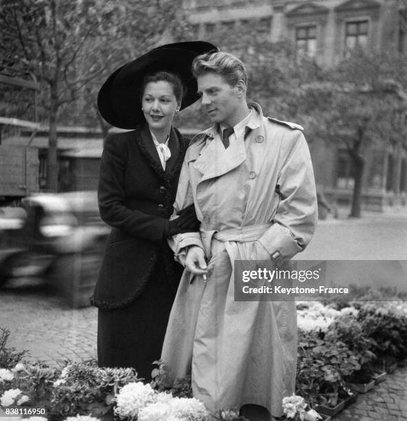 Jean-Pierre Aumont et sa femme Maria Montez regardant les fleurs chez un fleuriste à Paris, France en 1946.