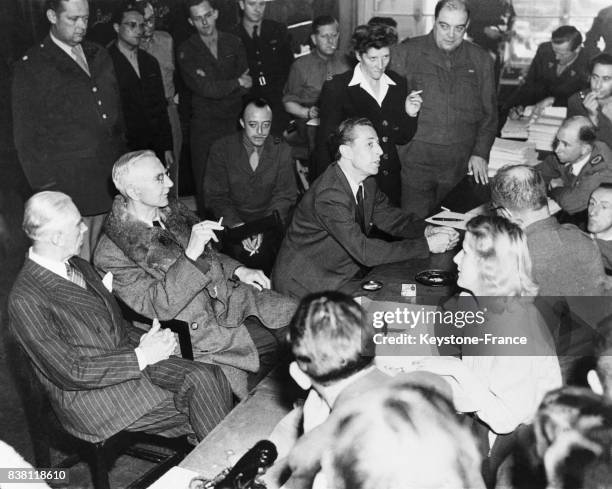 Dernière conférence de presse de Fritzche, von Papen et Schacht après leur acquittement au procès de Nuremberg, Allemagne en 1946.