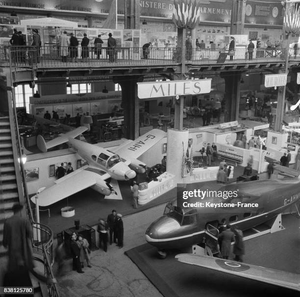 Vue générale partielle du salon au Grand Palais à Paris, France en novembre 1946.