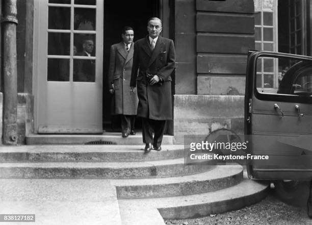 Georges Bidault sortant du Conseil, à Paris, France en 1946.