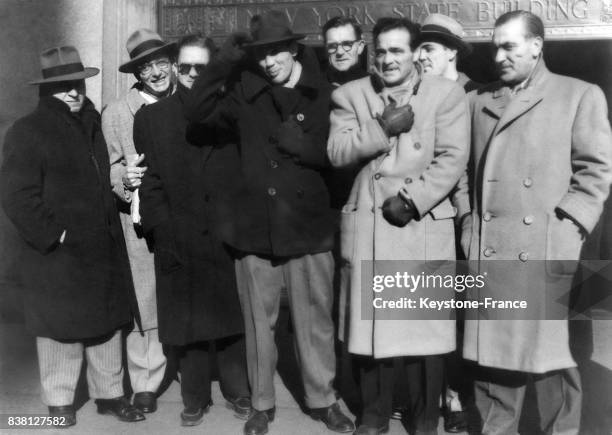 Devant l'immeuble de la 'Commision de boxe de New York', Georgie Abrams et Marcel Cerdan relèvent frileusement le col de leurs manteaux, à gauche...