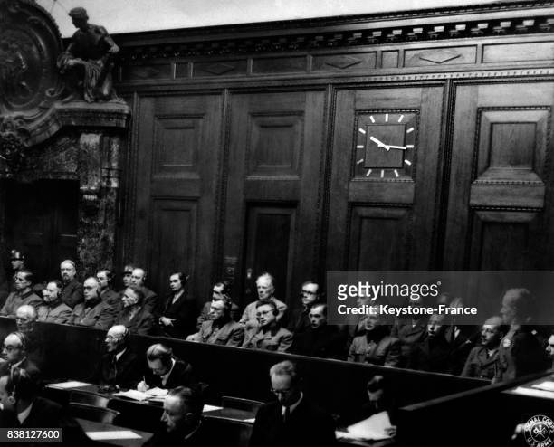 Dans le bac des accusés, de gauche à droite, Karl Brandt, médecin personnel de Hitler, Siegfried Handloser, Paul Rostock, Oskar Schröder, Karl...