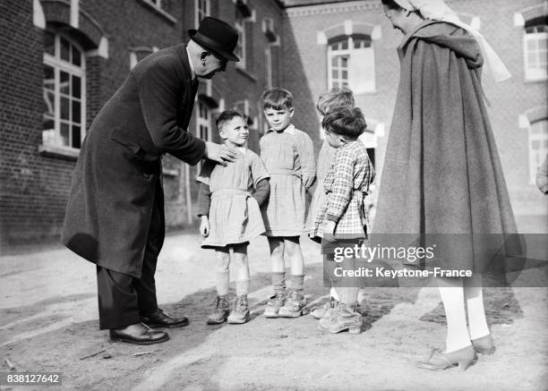 Dans la cour de récréation du préventorium pour les enfants de cheminots, à Chevrières, France en 1946.