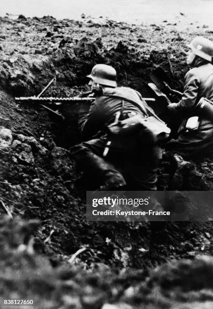 Soldats allemands dans une tranchée sur le front ouest, circa 1940.