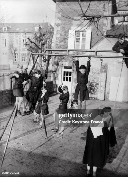 Dans la cour de récréation du préventorium, les enfants de cheminots jouent, à Chevrières, France en 1946.