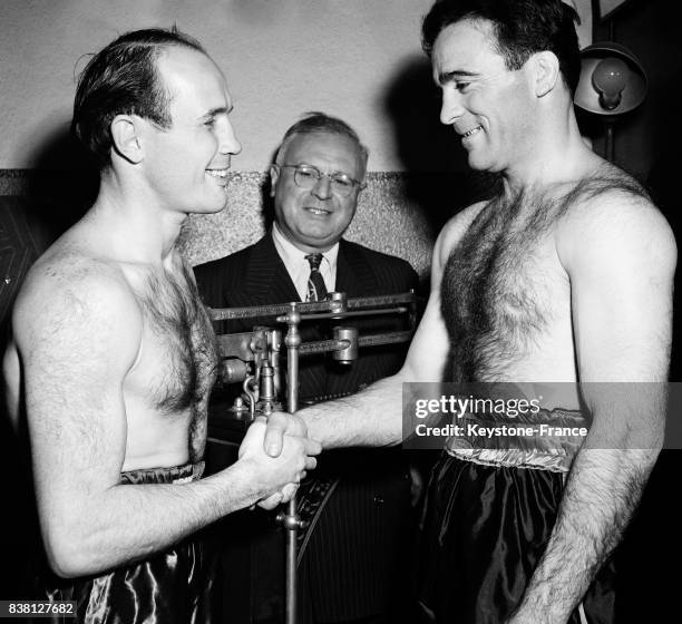 Poignée de main traditionnelle pendant la pesée des boxeurs Abrams et Cerdan, à New York City, Etats-Unis en 1946.