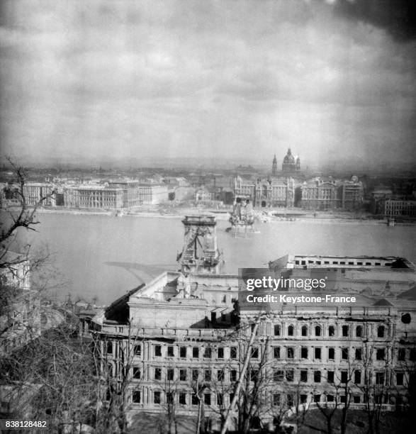 Vue partielle du Palais Royal de Budapest, Hongrie en 1946.