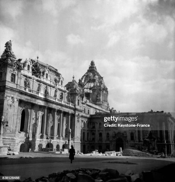 Vue partielle du Palais Royal de Budapest, Hongrie en 1946.