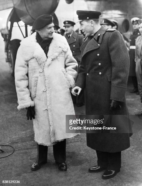 Avant de quitter l'Angleterre pour Moscou, le maréchal Montgomery s'entretient avec le colonel Gorshkov, attaché militaire soviétique à Londres, sur...