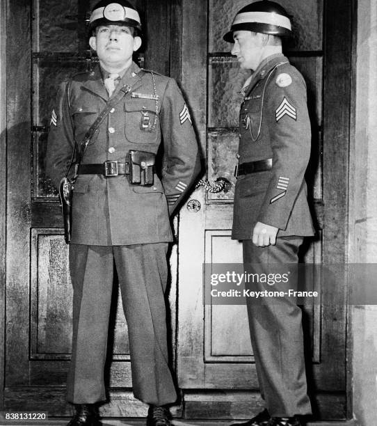 Deux major de la police américaine en grand uniforme, en Allemagne en 1947.