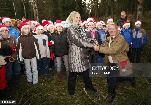 The Lord Mayor of Westminster Councillor, Louise Hyams, and Oslo's mayor Fabian Stang pose in front of children from the International School, prior...