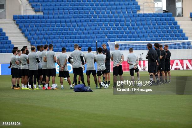 Head coach Jürgen Klopp of Liverpool erklärt seinen Spielern die taktik für das Spiel gegen Hoffenheim looks on during training session before the...