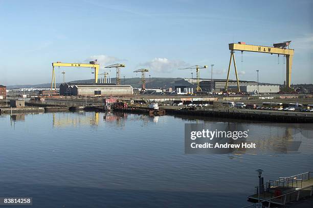 industrial shipping harbour belfast ireland - belfast foto e immagini stock