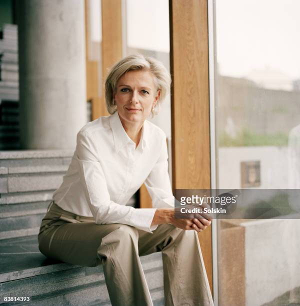 portrait of businesswoman in office - luta fysisk ställning bildbanksfoton och bilder