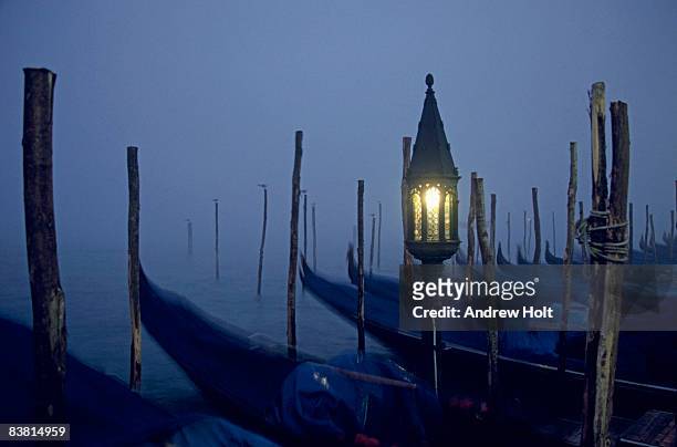 gondolas in winter mist moored san marco venice  - andrew eldritch stock-fotos und bilder