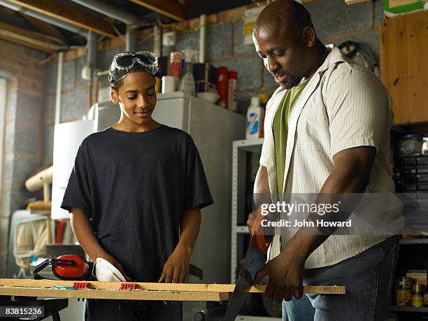 vater lehre sohn tischlerarbeit fähigkeiten - ausbildung und tischler stock-fotos und bilder