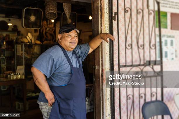 dueño de panadería posando con sonrisa - localidad pequeña fotografías e imágenes de stock
