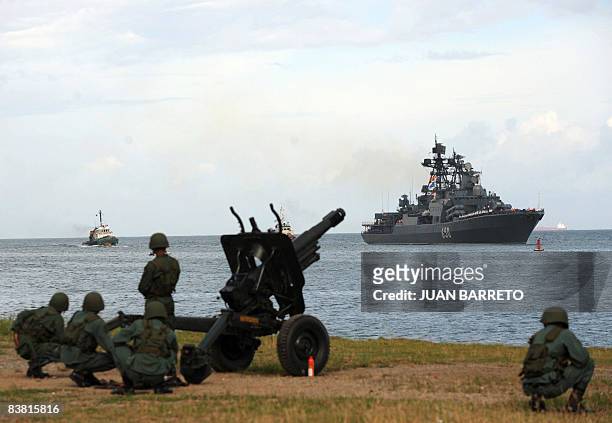 Venezuelan marines next to a howitzer look at Russian Udaloy-class Admiral Chabanenko anti-submarine vessel, upon her arrival at the port of La...