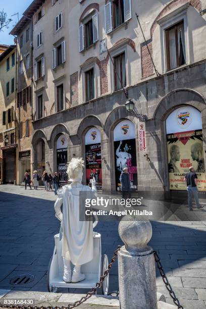 lucca. mimo in the square of san miguel. - mimo stockfoto's en -beelden
