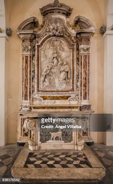 carrara. cathedral, altar of "redemption" - altorrelieve fotografías e imágenes de stock