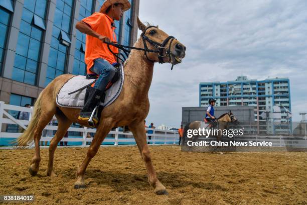 Dffh Rids 11 Rooftop Horse Riding School Catches Citizens Eyes In Haikou Stock ...