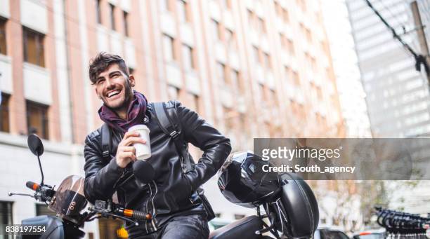 kaffeetrinken nach einer fahrt - motorradfahrer stock-fotos und bilder