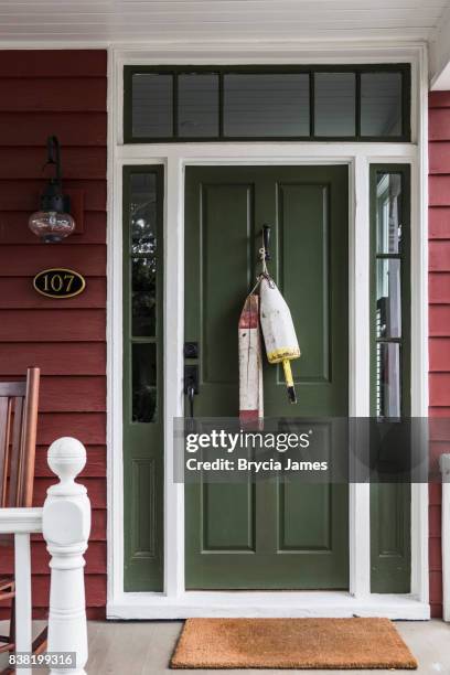 puerta verde con boyas en san miguel, maryland. - brycia james fotografías e imágenes de stock