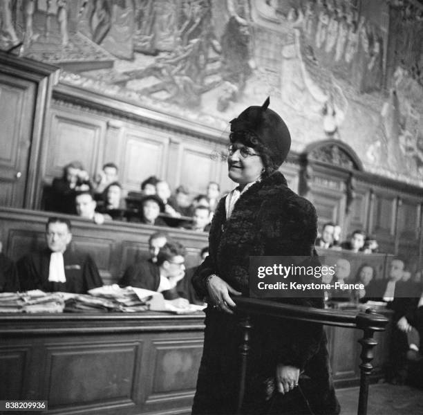 Lors de la journée des témoins à décharge, Madame Damasse fait sa déposition, à Paris, France en 1947.