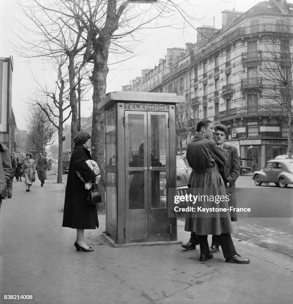 Voici la première cabine téléphonique installée boulevard Saint-Michel à Paris, France le 20 janvier 1956.