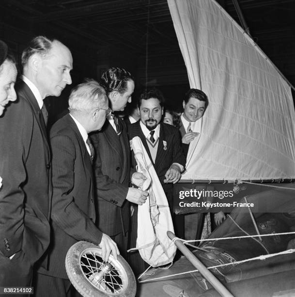 Le navigateur Alain Bombard présente son nouveau bateau pneumatique sur lequel il va traverser l'Atlantique, en France en 1951.